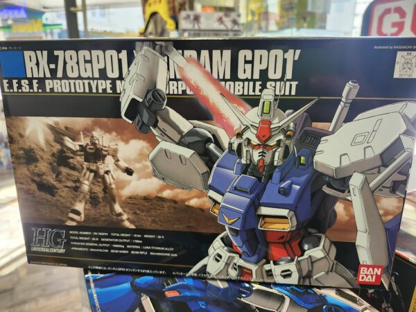 Photographie de la boîte de maquette Bandai Namco High Grade (HG) représentant le mobile suit RX-78GP01 E.F.S.F. Prototype en position de combat avec son sabre laser brandi.