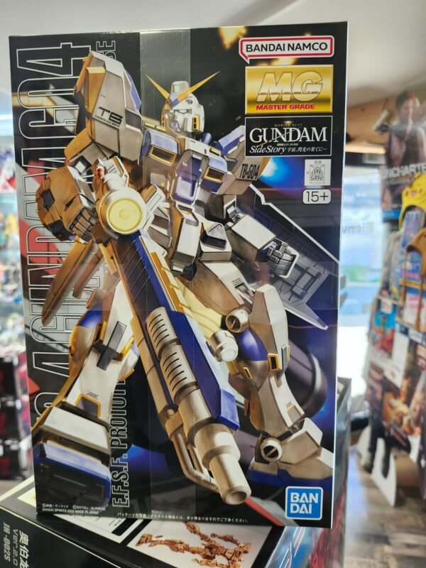 Photographie de la boîte de maquette Bandai représentant le MG Gundam RX-78-4, un modèle Gunpla Master Grade 1/100 du célèbre Gundam G04.