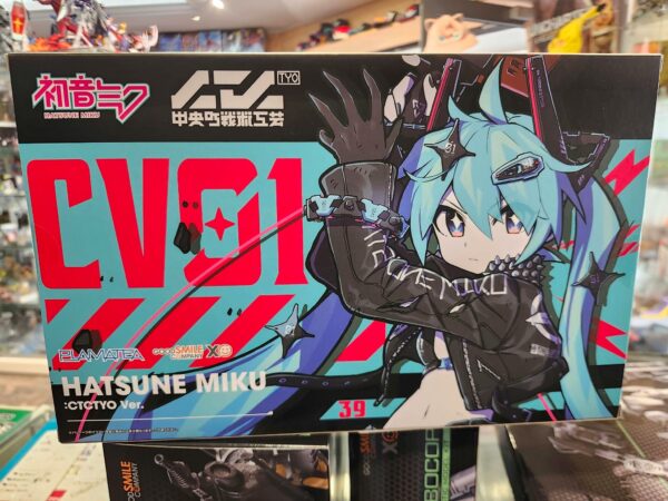 Photographie de la boîte de maquette représentant le HG Gundam Hatsune Miku Model Kit, un modèle mecha original inspiré de l'univers de Hatsune Miku.