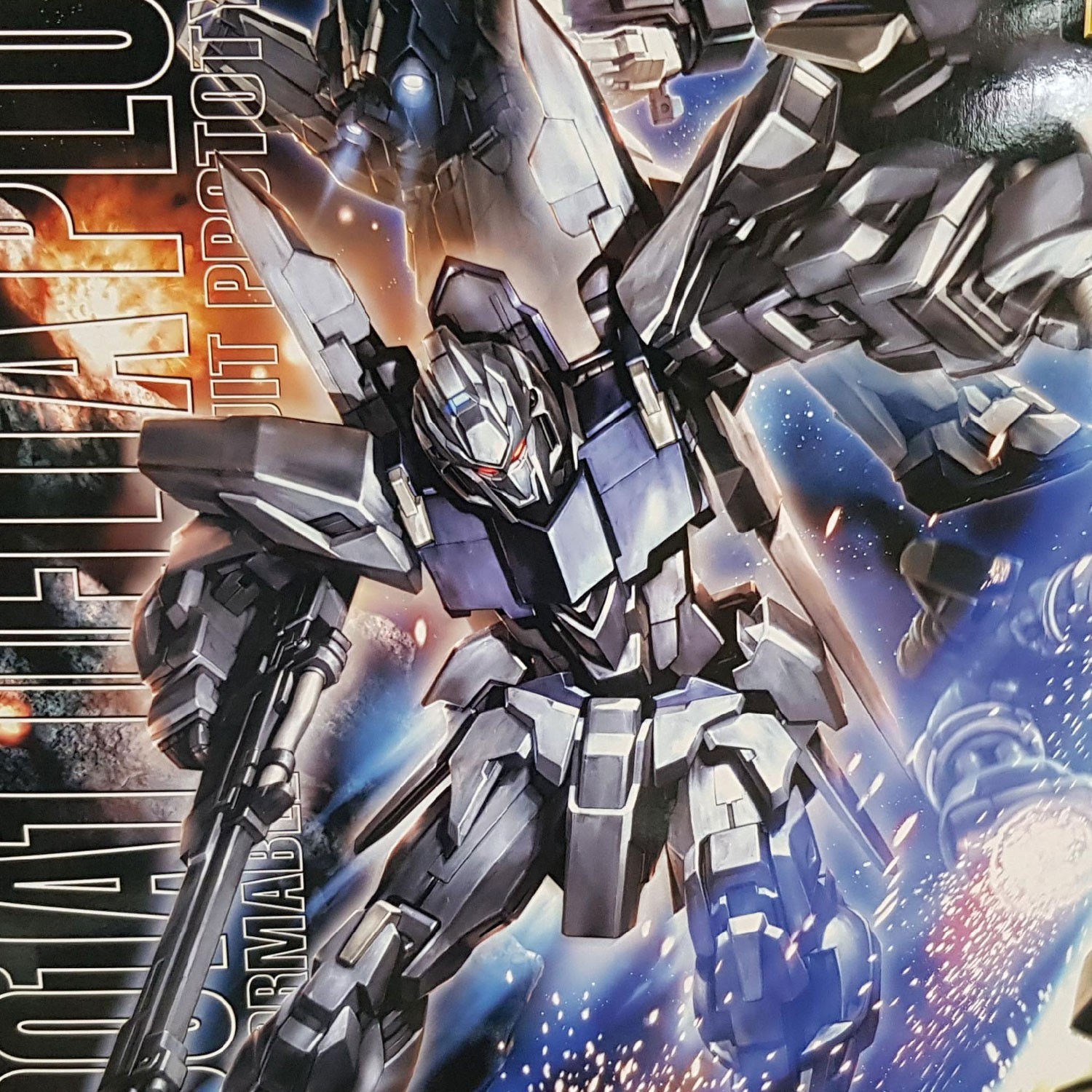 Photographie de la boîte de maquette Bandai représentant le MG Delta Plus Gundam, un modèle Gunpla Master Grade 1/100 au design futuriste et élégant.