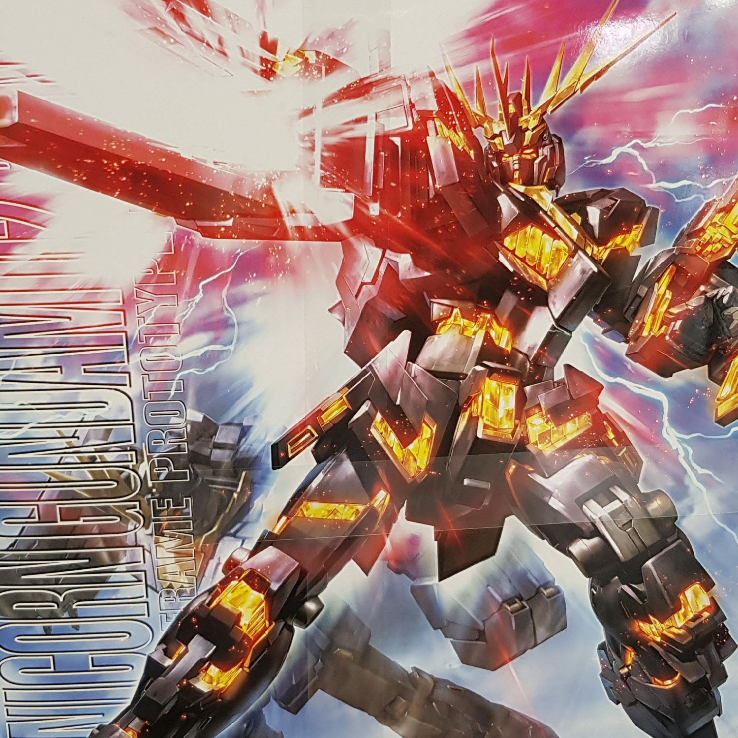 Photographie de la boîte de maquette représentant le MG RX-0 Unicorn Banshee, un modèle Gunpla Master Grade 1/100 au design sombre et emblématique.