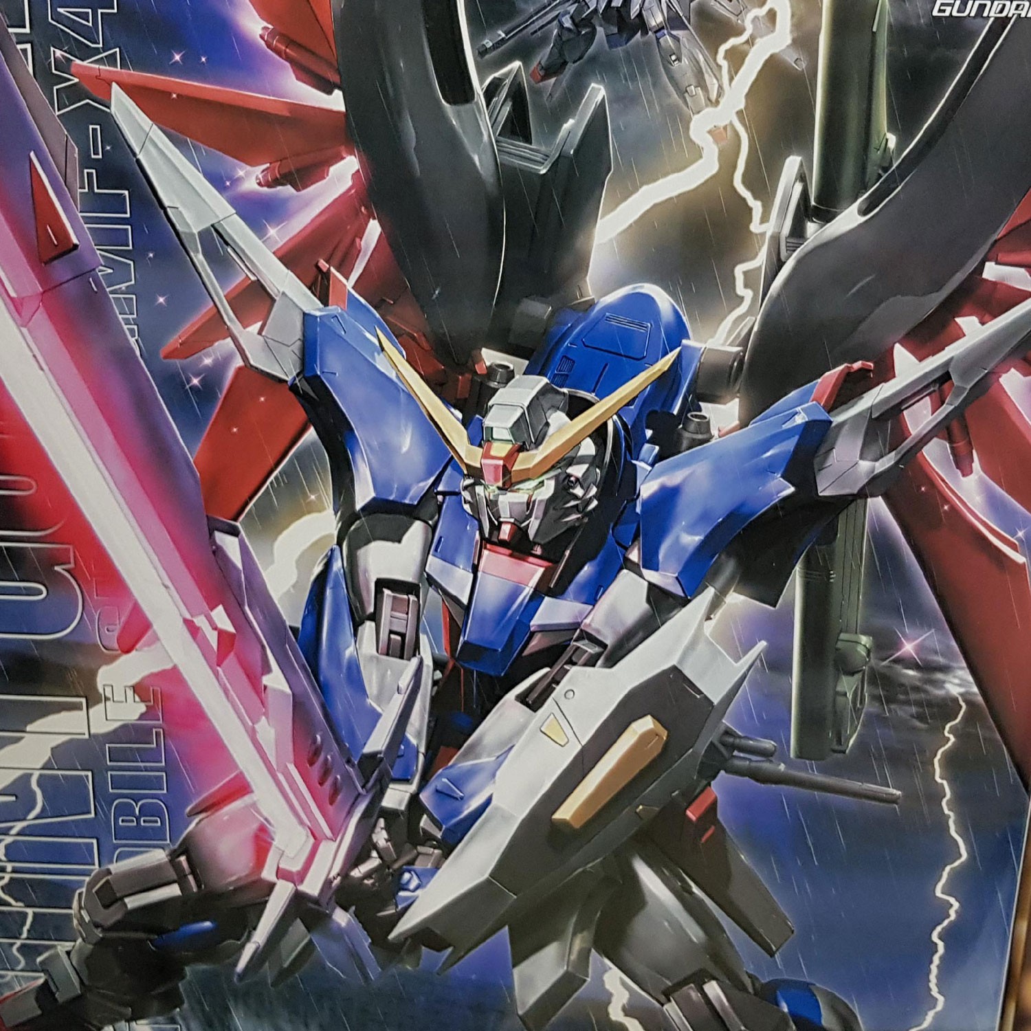 Photographie de la boîte de maquette représentant le MG Gundam Destiny, un modèle Gunpla Master Grade 1/100 inspiré du Destiny Gundam de Gundam SEED Destiny.